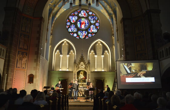 Die ‚Gemeindetage unter dem Wort‘ hatten an allen drei Abenden in der Christuskirche auch immer ein sehr ansprechendes Musikprogramm – hier zu sehen die Lobpreisband Sela aus Lüdenscheid (Foto: Kannenberg)