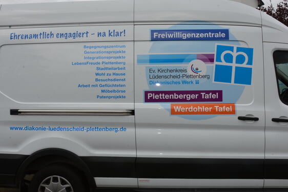 Der neue Kühlwagen wurde mit finanzieller Unterstützung der Plettenberger Pühl GmbH & Co. KG und der Sonderförderung der Stiftung Deutsche Fernsehlotterie angeschafft. Inzwischen ist er aufwendig foliert. (Foto: Teipel)
