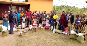 Flutopfer in der Gemeinde Ngando empfangen Nothilfe