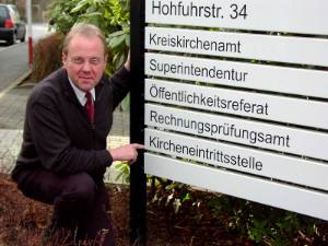Superintendent Klaus Majoress vor dem Schild der Wiedereintrittsstelle