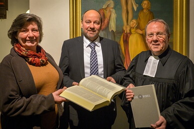 Superintendent Klaus Majoress übergibt die ersten neuen Altarbibeln für den Kirchenkreis