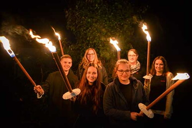 Mittelalter-Flair beim Fackelzug durch die Nacht