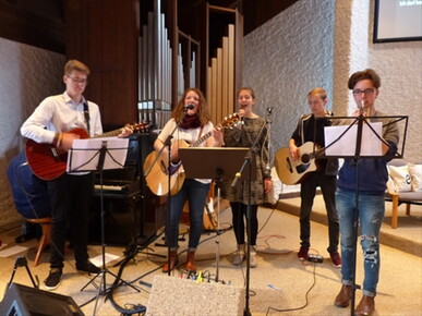 Neuland-Gottesdienst in der vollbesetzten Markuskirche