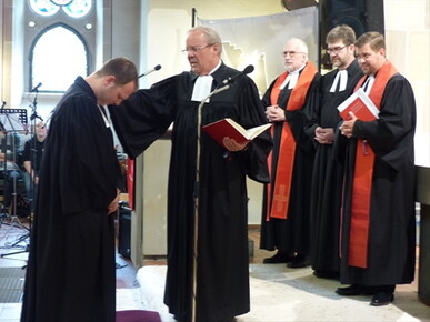 Einführung von Simon Schupetta in das Amt des Pfarrers der evangelischen Kirchengemeinde Brügge-Lösenbach