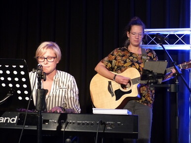 Annika Kögler und Lena Peters stellten selbstverfasstes Lied für ProChrist Live vor