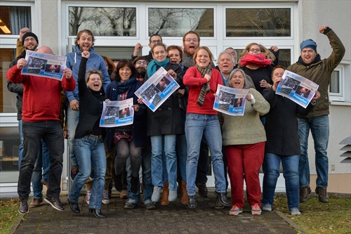 Präsentation mit Elan: Für den neuen Freizeitenprospekt gehen die Mitarbeiter schon mal in die Luft. (Foto: Guido Raith)