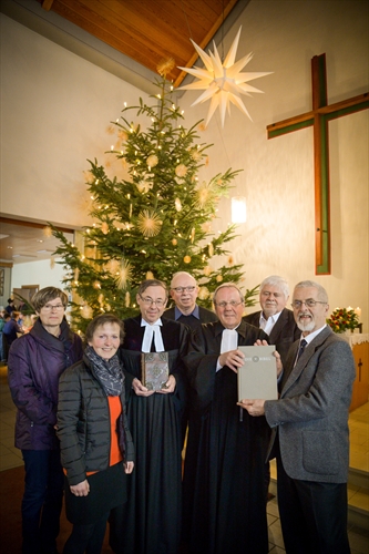 Bibelübergabe vor dem Altar: (v.l.n.r.) Presbyter Heidi Bleffgen und Gudrun Kreidewolf, Pastor Hans-Joachim Keßler, Presbyter Martin Jung, Superintendent Klaus Majoress sowie die Presbyter Egbert Bollow und Werner Neitzel.