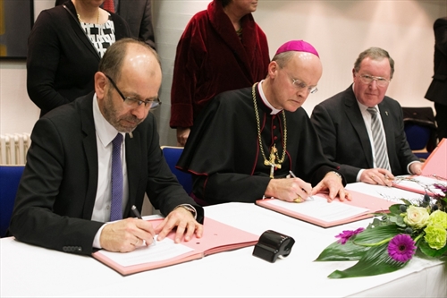 Unterzeichnet wurde der Aufruf Ökumenisch Kirche sein von Präses Manfred Rekowski (links), Vizepräsident Albert Henz sowie Bischof Dr. Franz-Josef Overbeck (Mitte). Foto: Nicole Cronauge | Bistum Essen