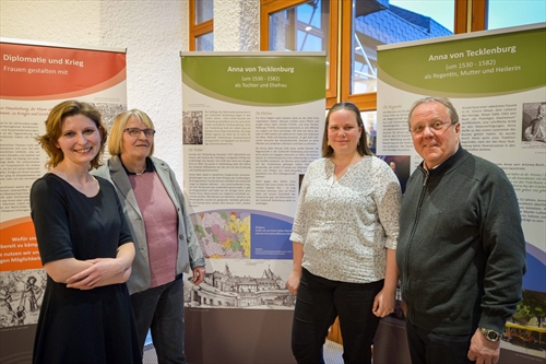 Der Superintendent des Evangelischen Kirchenkreises Lüdenscheid-Plettenberg, Klaus Majoress (rechts) im Gespräch mit Pfarrerin Sophie Ihne, Frauenreferentin Annette Reuß und Pfarrerin Vera Gronemann (von links).