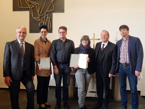 V.l.n.r.: Pfarrer Martin Behrensmeyer, Kirchmeisterin Antje Seidenstücker, Presbyter Thomas Wittenstein, Presbyterin Ulla Seidenstücker, Superintendent Klaus Majoress, Presbyter Andreas Kurth. (Foto: Kristina Ashoff)