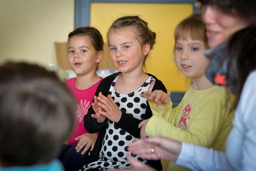 Singen gehört mit zur Maxi-Stunde mit Martin Luther. (Foto: Guido Raith)