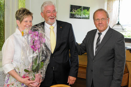 Superintendent Klaus Majoress (links) verabschiedete Rolf Puschkarsky - hier mit seiner Frau Ulrike - im Rahmen einer kleinen Feierlichkeit in den Ruhestand. (Foto: Raith)