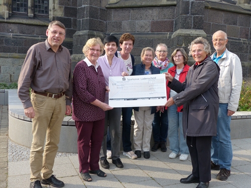 Von den Kreativkreismitgliedern Gertrud Frehoff (2.v.l.), Gesa Szkudlapski (3.v.l.), Renate Broig (4.v.l.), Gudrun Freimuth (5.v.l.), Ilse Schreiber (4.v.r.) und Elli Fassbender (3.v.r.) zusammen mit Pfarrer Gremmels (ganz l.) , Pfarrerin Bärbel Wilde und Presbyter Dietmar Giedinghagen (beide auf der rechten Seite) als Vertreter der Stiftung der evangelischen Christuskirchengemeinde, Gemeinde für Christus (Foto: Weiland)