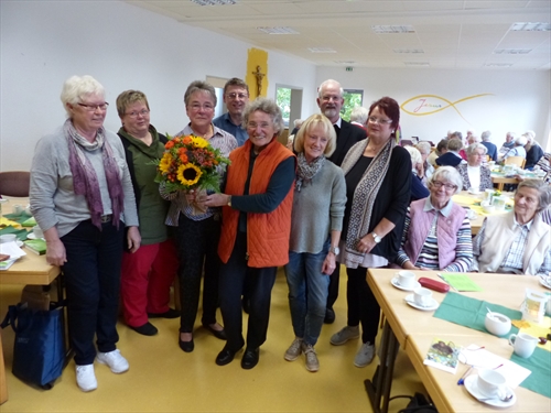 v.l.n.r. Brunhilde Mehr, Vorsitzende der Frauen in der Christuskirchengemeinde, Monika Gerke (kfd Maria Königin, die die Andacht hielt, kfd-Vorsitzende Anita Lüsebrink, Pfarrer Rainer Gremmels und Pfarrerin Bärbel Wilde von der evangelischen Christuskirchengemeinde, Bärbel Mosebach, stellvertretende kfd-Vorsitzende, Pastor Hans Ferkinghoff (katholische Gemeinde Maria Königin und Karin Walter, Kassiererin der Frauen in der Christuskirchengemeinde (Foto: Weiland)