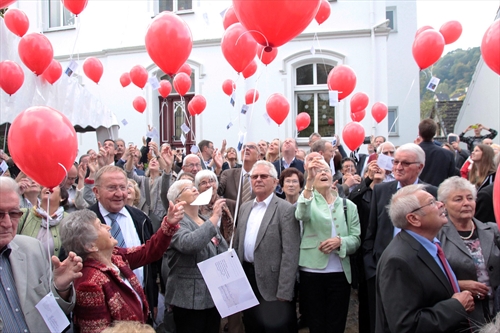 Vor dem Einzug in die Kirche ließen die Paare rote Luftballons steigen (Foto: Jakob Salzmann)