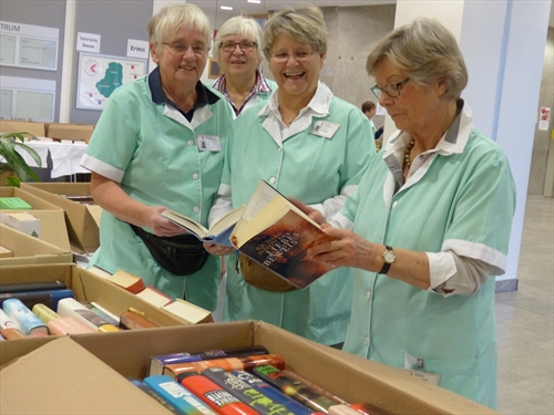 Das Büchereiteam der Ökumenischen Krankenhaushilfe (die "grünen Damen") veranstaltet auch dieses Jahr wieder einen Bücherbasar (Foto: Weiland)