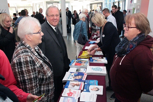 Klaus Majoress, Superintendent des Ev. Kirchenkreis Lüdenscheid-Plettenberg (3.v.l.), war auch zum Informationsmarkt gekommen und begrüßte die Teams aller Ständen wie hier das Team der Schwanenapotheke, was reichlich Informationsmaterial über Pflege und Krankheiten wie Diabetes mitgebracht hatte (Foto: Salzmann)