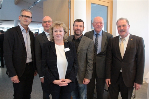 Gaben die Erweiterung der Hospizarbeit um drei Plätze bekannt: Prof. Dr. Burkhard Bamberger (Medardus Stiftung), Ralf Lohscheller (Geschäftsbereichsleiter Perthes-Altenhilfe-Süd),Amalie-Sieveking-Haus-Leiterin Sabine Große, Thorsten Haering und Wolfgang Thalwitzer (Medardus Stiftung) sowie Bürgermeister Dieter Dzewas - von links (Foto: Salzmann)