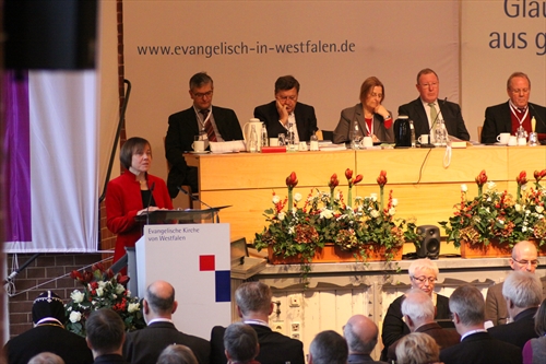 Präses Annette Kurschus (am Rednerpult) während ihres mündlichen Berichts (Foto: EKvW)