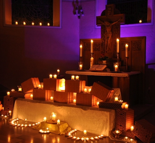 Der Altar der Erlöserkirche war mit kunstvoll aufgebauten Kerzen geschmückt (Foto: Ernst)