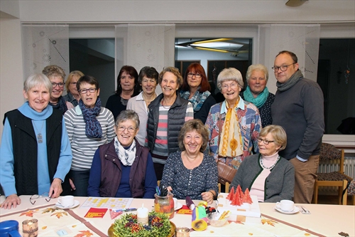Der Frauenabendkreis der Frauenhilfe Schalksmühle-Dahlerbrück bastelte Deko für die Adventsfeier was genau bleibt bis zur Feier ein Geheimnis (Foto: Salzmann)