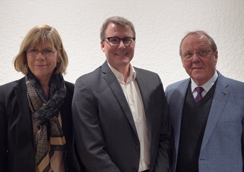 Martina Espelöer, Superintendentin des Evangelischen Kirchenkreises Iserlohn, und Klaus Majoress, Superintendent des evangelischen Kirchenkreises Lüdenscheid-Plettenberg, als gemeinsamer Träger von Haus Nordhelle verabschiedeten Christian Graf (Mitte) und dankten ihm für seine gute Arbeit den letzten fünf Jahren (Foto: EKKLP)