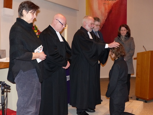 Brigit Bethke (kniend) wurde in ihren Dienst als Jugend- und Gemeindereferentin der evangelischen Kirchengemeinde Brüninghausen am vergangenen Sonntag offiziell eingeführt (Foto: Weiland)