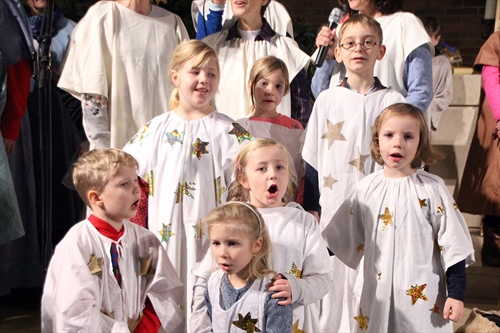 Die niedliche Engelschar gehörte zum großen Chor (Foto: Salzmann)