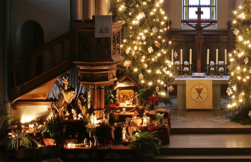 Der Altarraum in der Zionskirche: Die Krippe spielt auch in der Predigt von Präses Annette Kurschus eine wichtige Rolle (Foto: Bethel)