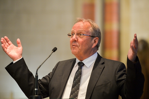 Klaus Majoress, Superintendent des Evangelischen Kirchenkreises Lüdenscheid-Plettenberg, richtet seinen Blick bei der Andacht zum Weihnachtsfest 2017 auf ein weiterhin aktuelles Thema (Foto: EKKLP / Raith)