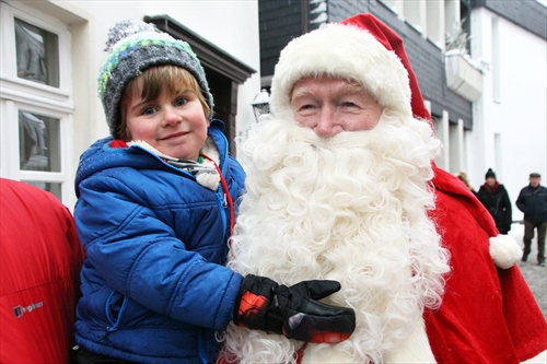 Über den Besuch des Nikolaus freuten sich besonders die Kinder (Foto: Salzmann)