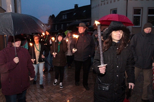 Trotz strömenden Regen versammelten sich 60 Gläubige aus der evangelischen, katholischen und Freien evangelischen Gemeinde (FeG) im Halver zum ökumenischer Gebetsspaziergang
