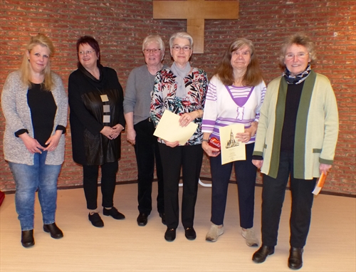 Ehrung der langjährigen Mitglieder Thea Sauselin (3.v.r.) und Brigitte Scholich (2. v.r.) durch Pfarrerin Bärbel Wilde (r.), Schriftführerin Sabine Seidel (l.), Kassiererin Karin Walter (2.v.l.) und Brunhilde Mehr (3.v.l.), 1. Vorsitzende der Frauen in der Gemeinde (Foto: Weiland)