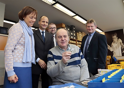 Die Gäste besuchten unter anderem die Briefmarkenstelle im Dankort (Foto: Elbracht)