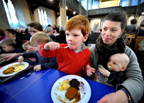 Lecker: Zum Auftakt genossen die Besucher Sauerbraten mit Salzkartoffeln und Rotkohl (Foto: Neue Westfälische)