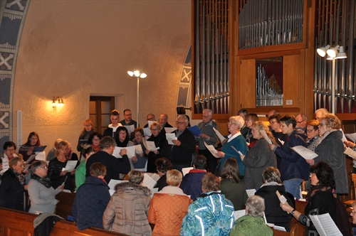Der Projektchor aus evangelischem Kirchenchor und dem Chor St. Josef unter der Gesamtleitung von Diethard Wurm gestaltete den Gottesdienst zur Einheit der Christen musikalisch (Foto: Ernst)