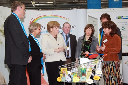 Beim Kirchentag 2013 in Hamburg informierte sich Bundeskanzlerin Angela Merkel über das Projekt Zukunft einkaufen (Foto: EKvW)