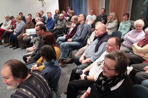 Zum gemeinsamen Lobpreisabend kamen Besucher aus der evangelischen Kirchengemeinde Schalksmühle-Dahlerbrück und der Freien evangelischen Gemeinde zusammen (Foto: Salzmann)