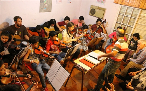 Die ASE ist Teil der diakonischen Arbeit der Das Tageszentrums die ASE, in dem Jugendliche aus dem Armenviertel die Chance bekommen, ein Instrument zu lernen, ist Teil der diakonischen Arbeit der Evangelischen Kirche am La Plata (Foto: EKvW)