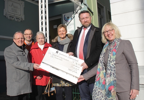 Einen Scheck in Höhe von 46 000 Euro überreichte Fördervereinsvorsitzender Thomas Ruschin (2.v.r.) an Iris Jänike (r.) und Klaus Majoress (l.). Dank galt insbesondere Ingrid vom Hofe von der Karl-Reeber-Stiftung (3.v.l.) (Foto: Görlitzer)