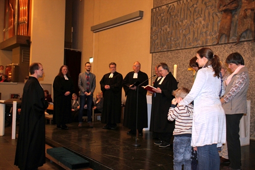 Michael Siol (l.) wird vor der Gemeinde in der Johanneskirche feierlich ordiniert (Foto: Görlitzer)