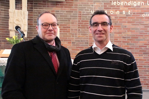 Die beiden Pfarrer Dirk Pollmann (links) und Torsten Beckmann informierten die Gemeinde über einschneidende Veränderungen (Foto: Salzmann)