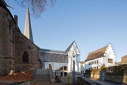 Eine Bauaufgaben, die mit einem Architektenwettbewerben erfolgreich gelöst werden konnte - der Neubau Gemeindehaus an der St. Viktor-Kirche in Schwerte (Foto: Florian Monheim)