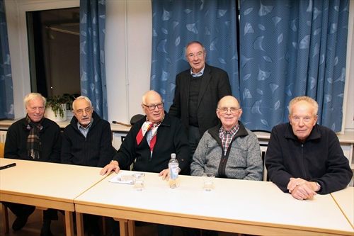 Zum Vortrag von Horst Bremer (stehend) traf sich der Männerkreis der evangelischen Kirchengemeinde Hülscheid-Heedfeld am Donnerstag im Heedfelder Gemeindehaus (Foto: Salzmann)