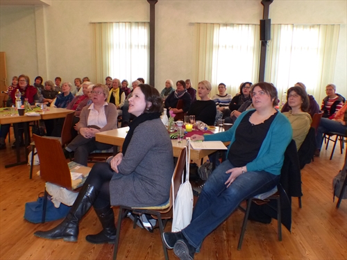 Neben dem Referat und viel Zeit für den persönlichen Austausch, waren gemeinsame Lieder Inhalt der Treffen. Rund 40 Besucherinnen waren hierzu gekommen, auch (vorne links.) Referentin Anne-Maria Apelt oder (vorne rechts) CVJM-Kreisverbandssekretärin Sarah Klapic (Foto: Weiland)