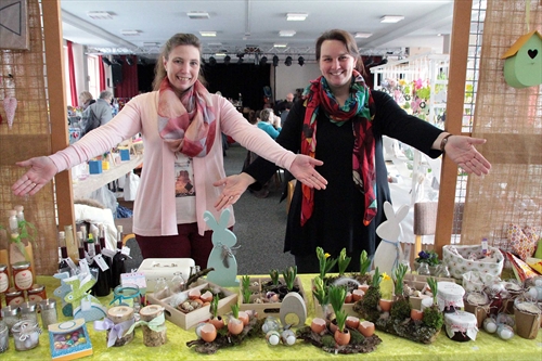 Mit frühlingsfrischer Floristik, österlicher Deko und selbstgemachten Leckereien weckte der Kreativkreis der Freien christlichen Realschule und Hauptschule Frühlingsgefühle (Foto Salzmann)