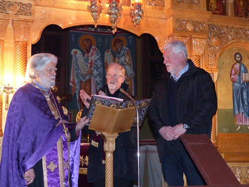 Erzpriester Poyefectos Georgagakis, Pastor Hans Ferkinghoff und Diakon Erhard Knabe (v.l.n.r.) gestaltete den Gottesdienst in der griechisch-orthodoxen Kapelle, die zweite Station des Bußgangs (Foto: Weiland)