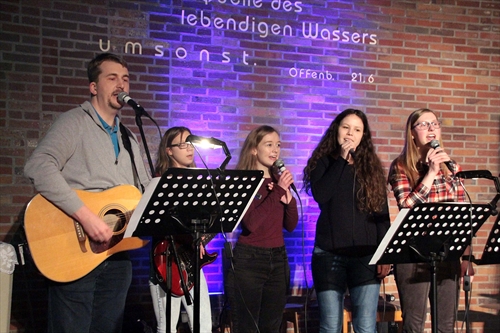 Die Band aus der evangelischen Kirchengemeinde Schalksmühle-Dahlerbrück und der Freien evangelische Gemeinde gestaltete den musikalischen Rahmen des Gottesdienstes (Foto: Salzmann)