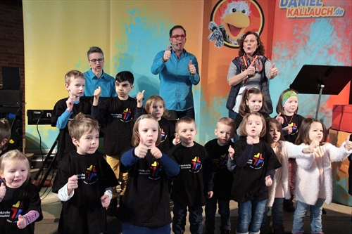 Der Kinderchor des Evangelischen Familienzentrums "Schatzkiste am Annaberg" und Künstler Daniel Kallauch wirkten beim Familiengottesdienst mit (Foto: Salzmann)