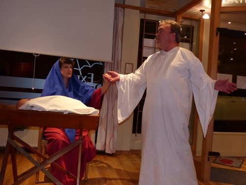 ine Spielszene mit Claudia Baumann als Maria und Uwe Baumann als Engel Luzifer, der sie in Versuchung führt (Foto: Weiland)